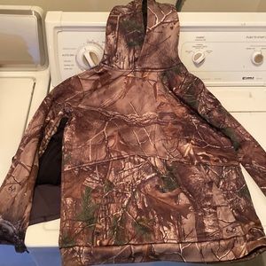 Under armor hoodie size YXL/JTG/EG realtree edition.